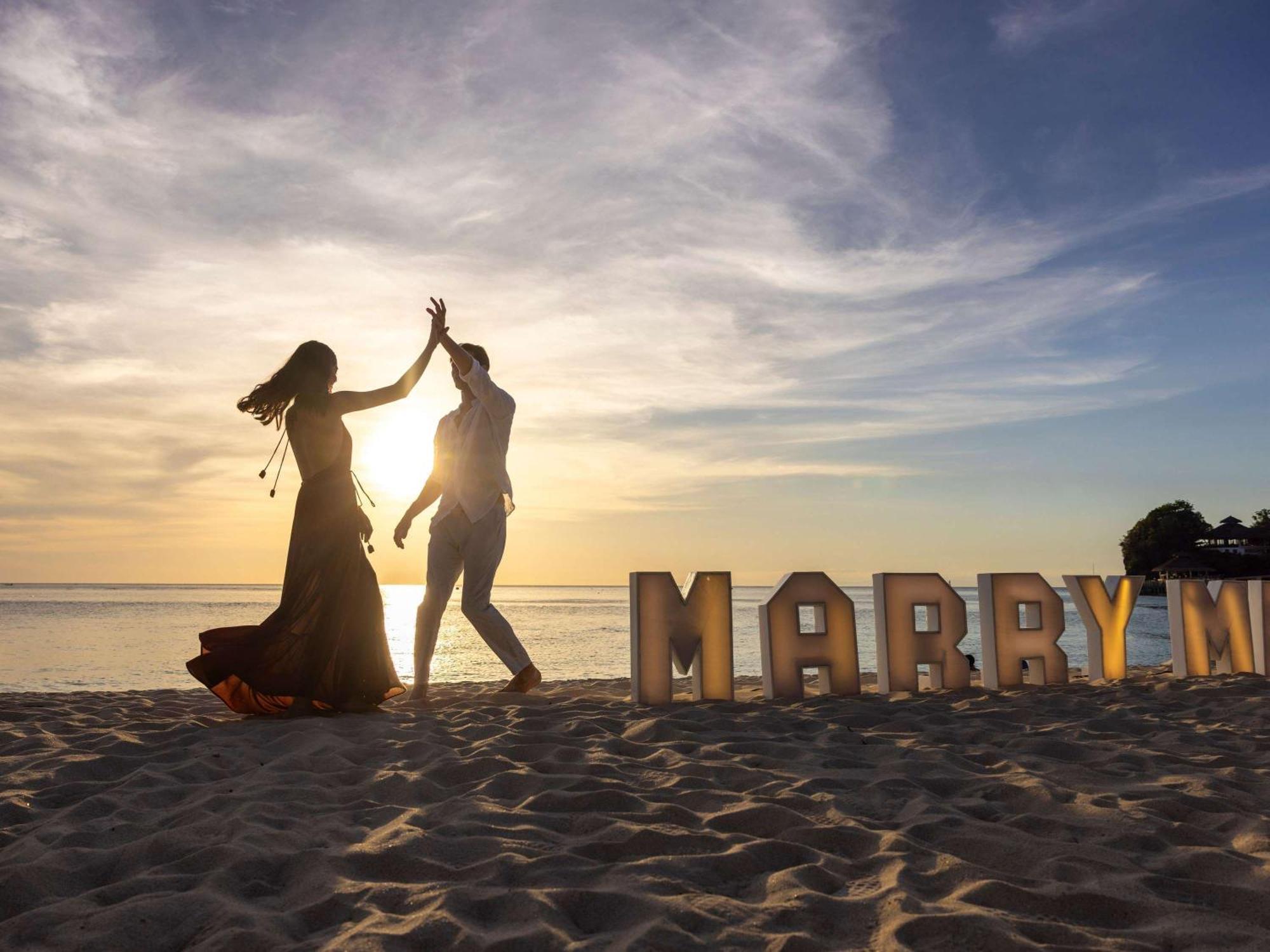 Movenpick Resort & Spa Boracay Yapak Экстерьер фото A newly married couple on a beach