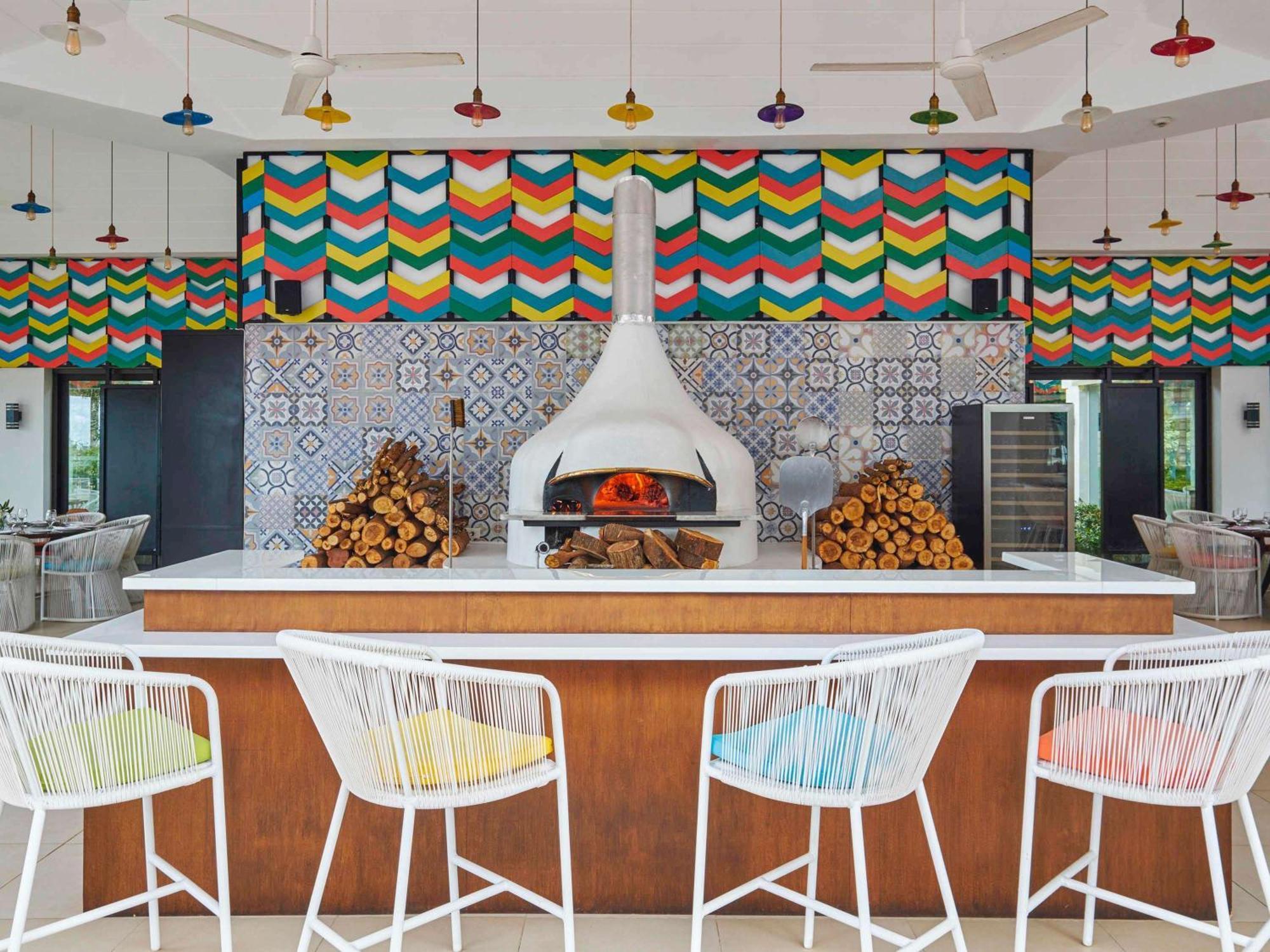 Movenpick Resort & Spa Boracay Yapak Экстерьер фото The Pizza Bar at the Hotel