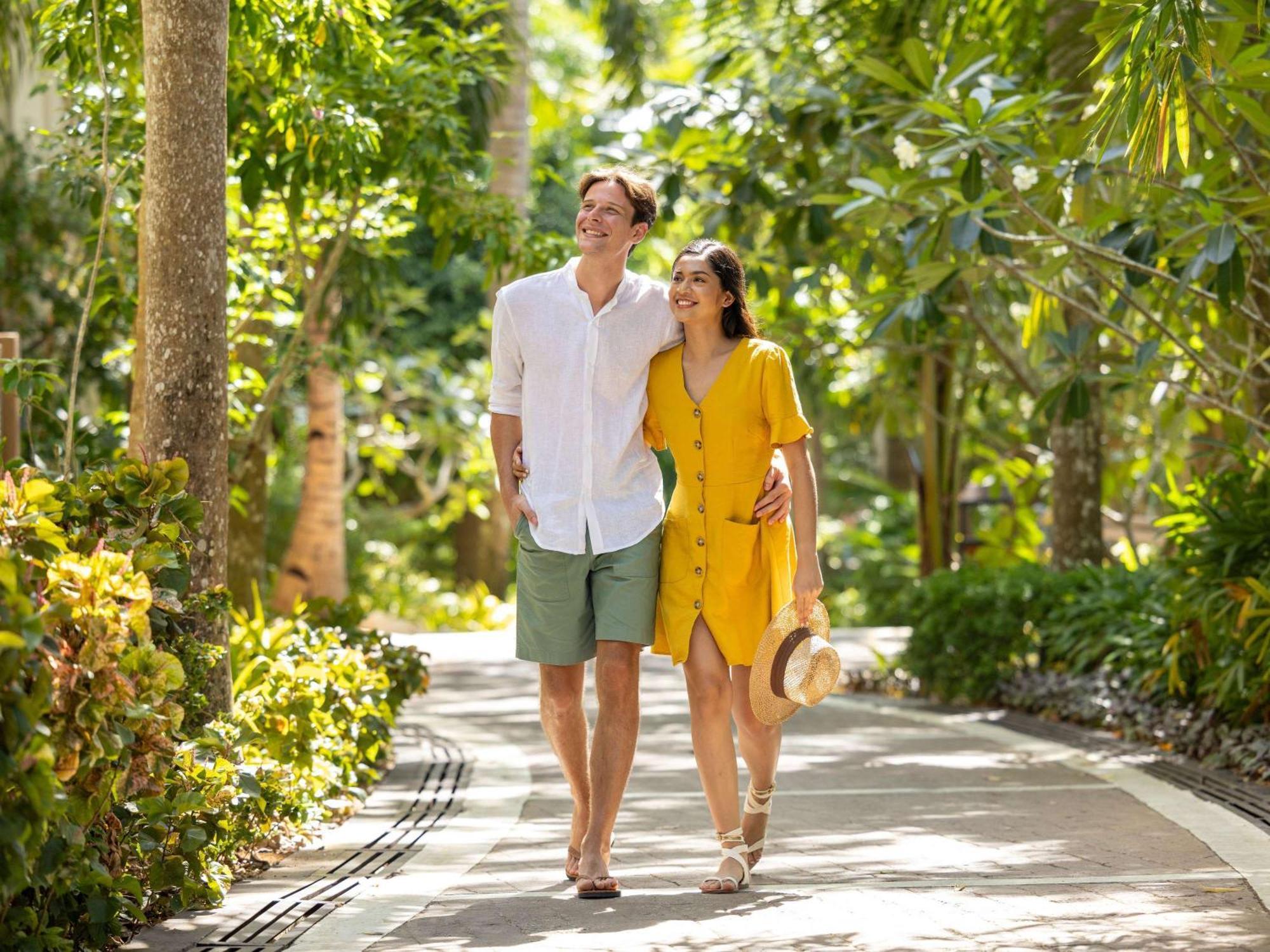 Movenpick Resort & Spa Boracay Yapak Экстерьер фото A couple walking together