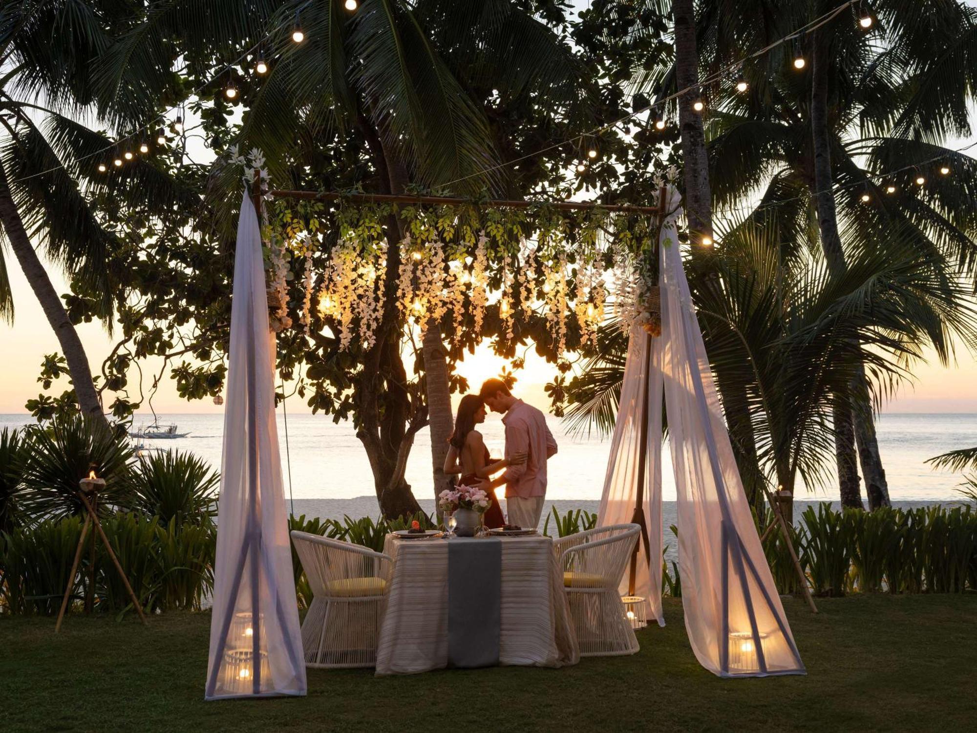Movenpick Resort & Spa Boracay Yapak Экстерьер фото A romantic dinner at the beach