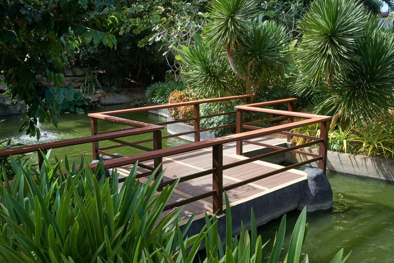 Movenpick Resort & Spa Boracay Yapak Экстерьер фото The bridge at the entrance of the park